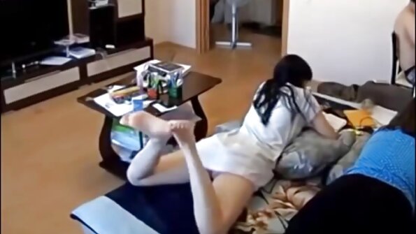 Sexy nederlandse webcam sex teef wordt in haar strakke kont geneukt door een grote kerel