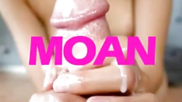 Rondborstige Brynn Tyler masturbeert in nederlands gratis porno een openbare badkamer